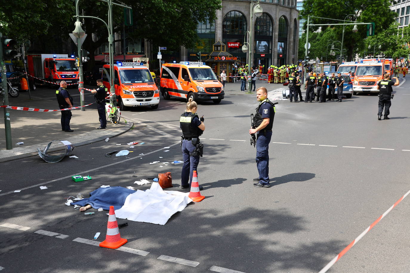 Los servicios de emergencia ayudan a los heridos tras un atropello múltiple en Berlín que deja un muerto y ocho heridos. La policía investiga si fue un accidente o si el conductor actuó de manera intencionada.