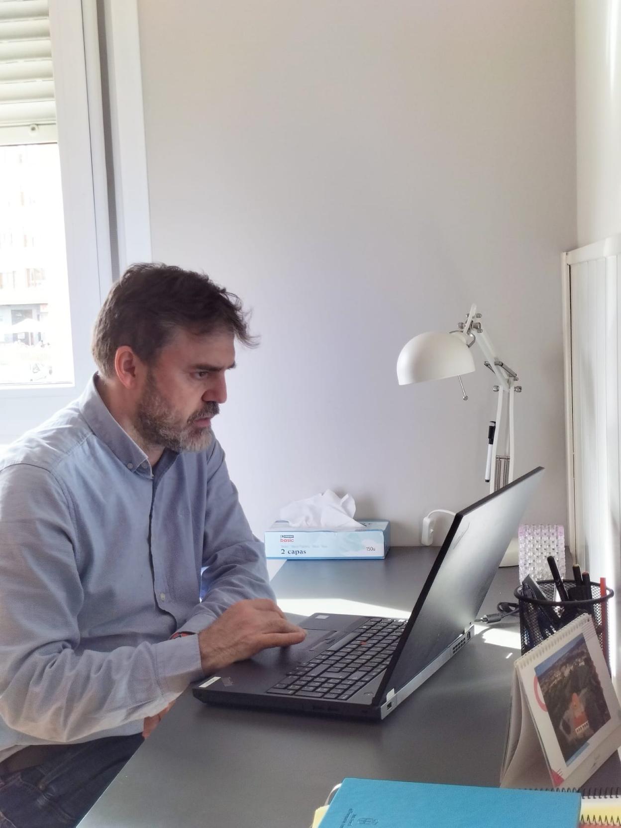 Luis Fanjul ejerció ayer su derecho a voto de forma telemática. 