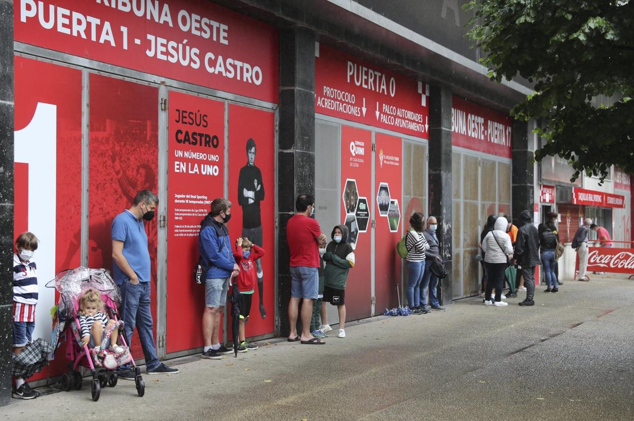 Varios abonados, el verano pasado, aguardando para retirar su abono en las oficinas. 