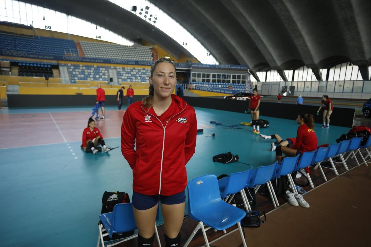 Cristina Llorens, ayer, en el Palacio de los Deportes de Oviedo, tras entrenar con la selección. 