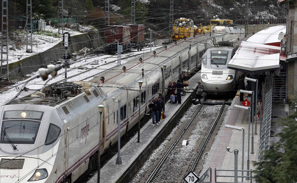 Trenes Alvia, en Pola de Lena.