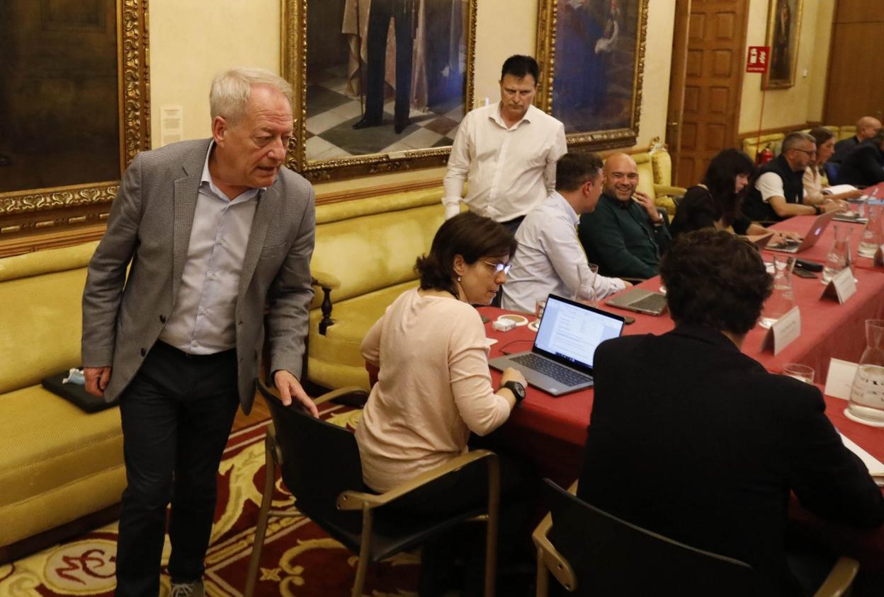 Aurelio Martín y Pablo Álvarez Cabrero se dirigen a sus puestos en la reunión del consejo. 