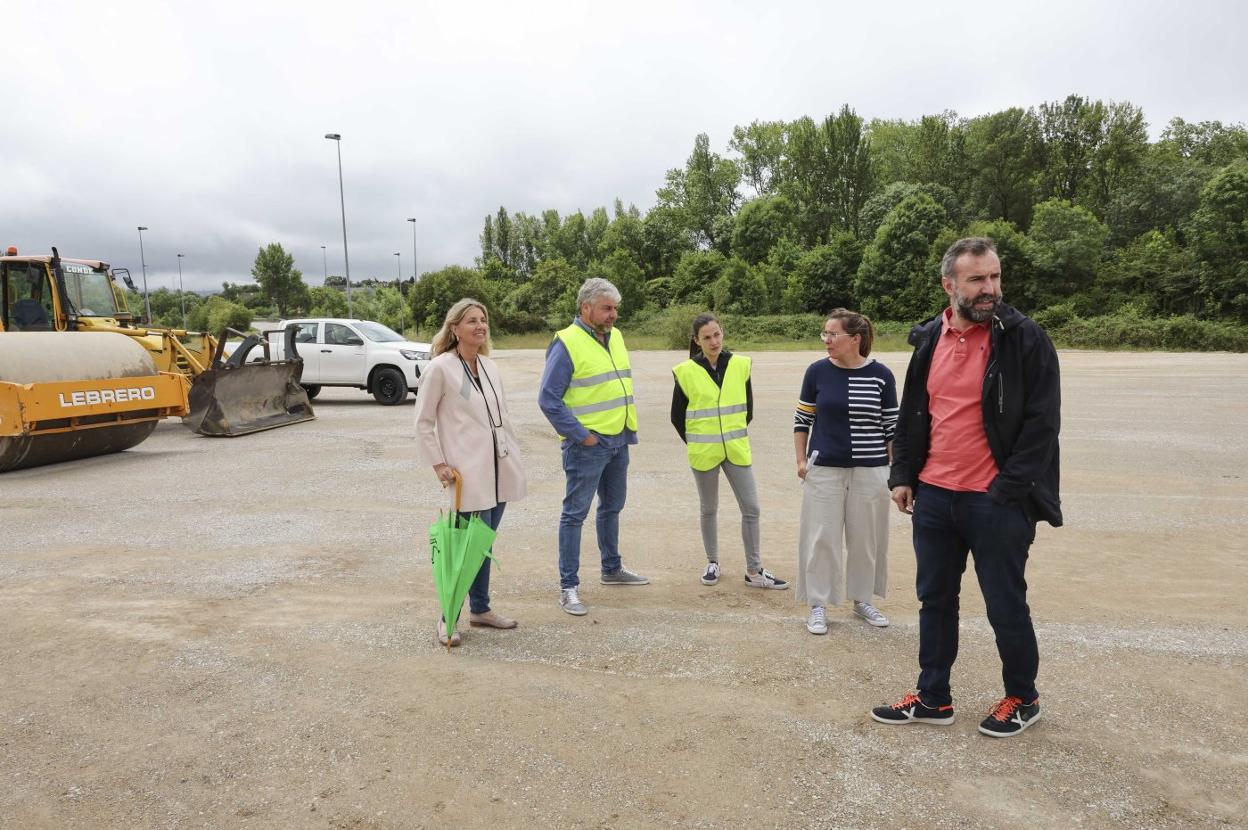 Alejandra Cuadriello, Gonzalo Méndez y Katia Rodríguez, Leire Gabilondo y Alberto Pajares en la parcela adecuada para la fiesta. 