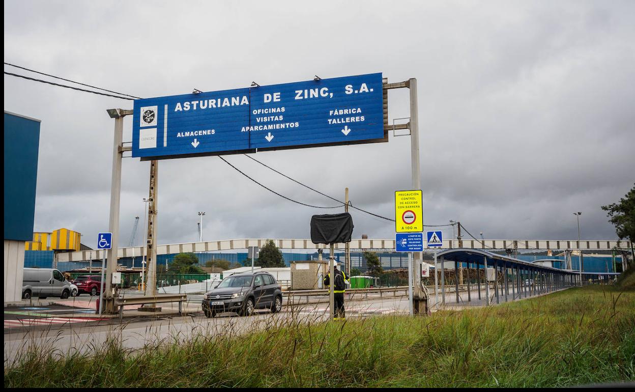 Dos trabajadores heridos en AZSA tras caerles material incandescente