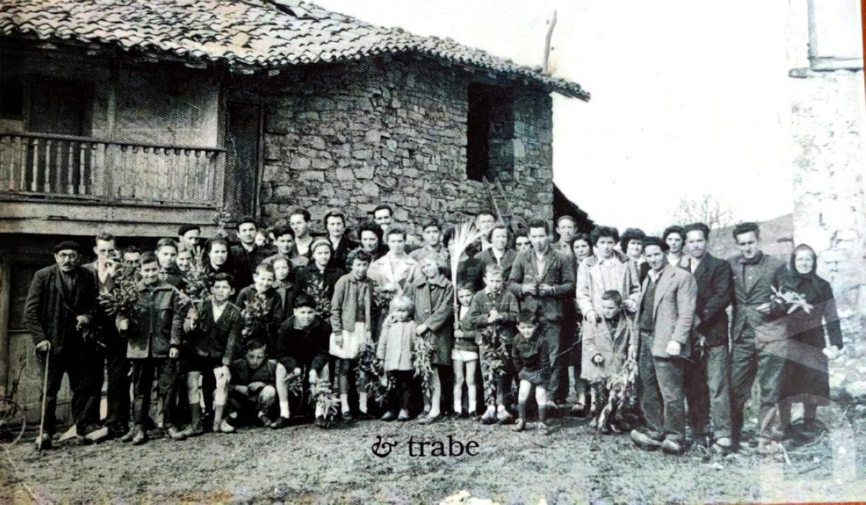 Un grupo de vecinos de Pandenes en 1962, treinta años después de conseguir el título de parroquia rural.