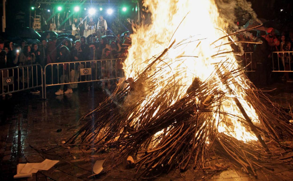La hoguera de San Juan en la plaza de Porlier. 