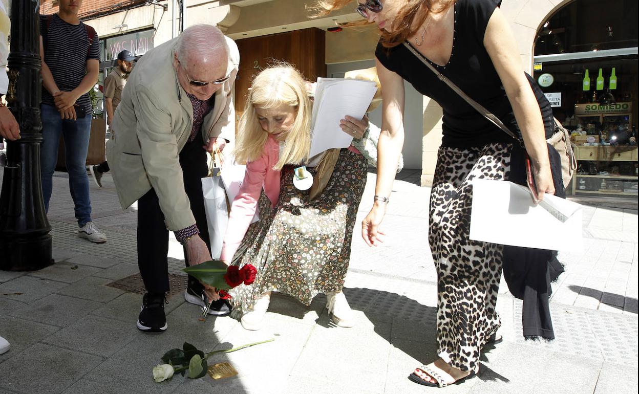 La concejala de Memoria Histórica, Salomé Díaz, acompañando a familiares de los exiliados políticos homenajeados hoy en Gijón. 