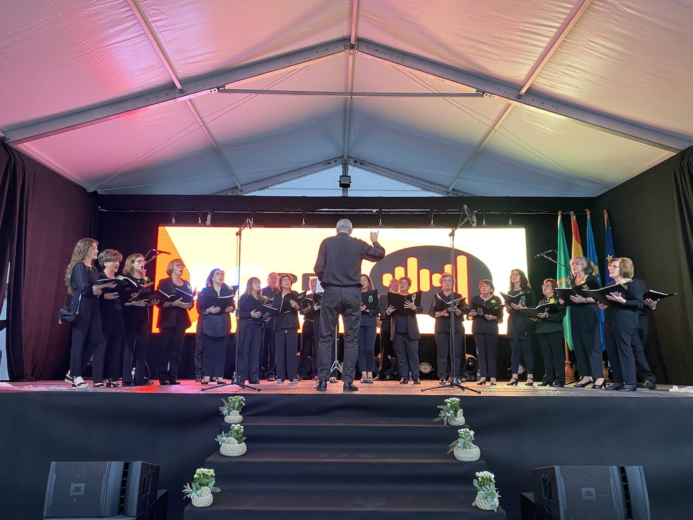 La programación arrancaba a las ocho de la tarde de este viernes con el pregón, a cargo del vicario general de la diócesis de Oviedo, Jorge Fernández Sangrador, en una abarrotada plaza Camila Beceña, donde tuvo lugar un emotivo homenaje a los 600 cangueses fallecidos durante la pandemia.