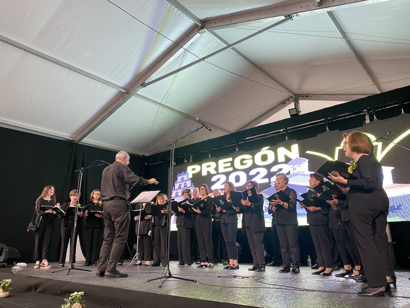 La programación arrancaba a las ocho de la tarde de este viernes con el pregón, a cargo del vicario general de la diócesis de Oviedo, Jorge Fernández Sangrador, en una abarrotada plaza Camila Beceña, donde tuvo lugar un emotivo homenaje a los 600 cangueses fallecidos durante la pandemia.