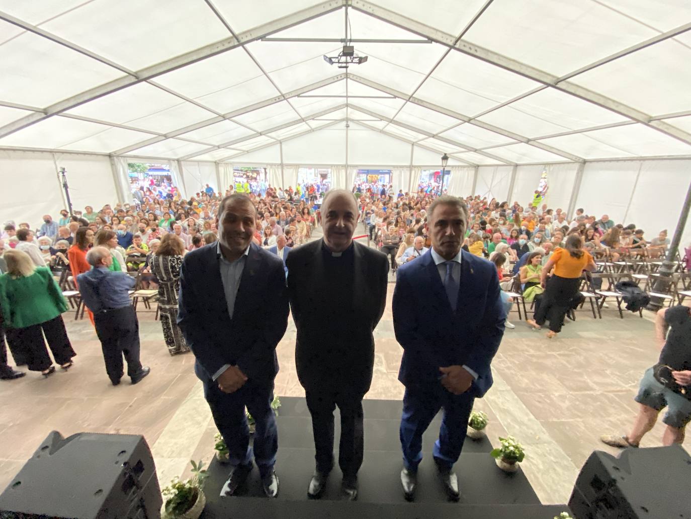 La programación arrancaba a las ocho de la tarde de este viernes con el pregón, a cargo del vicario general de la diócesis de Oviedo, Jorge Fernández Sangrador, en una abarrotada plaza Camila Beceña, donde tuvo lugar un emotivo homenaje a los 600 cangueses fallecidos durante la pandemia.