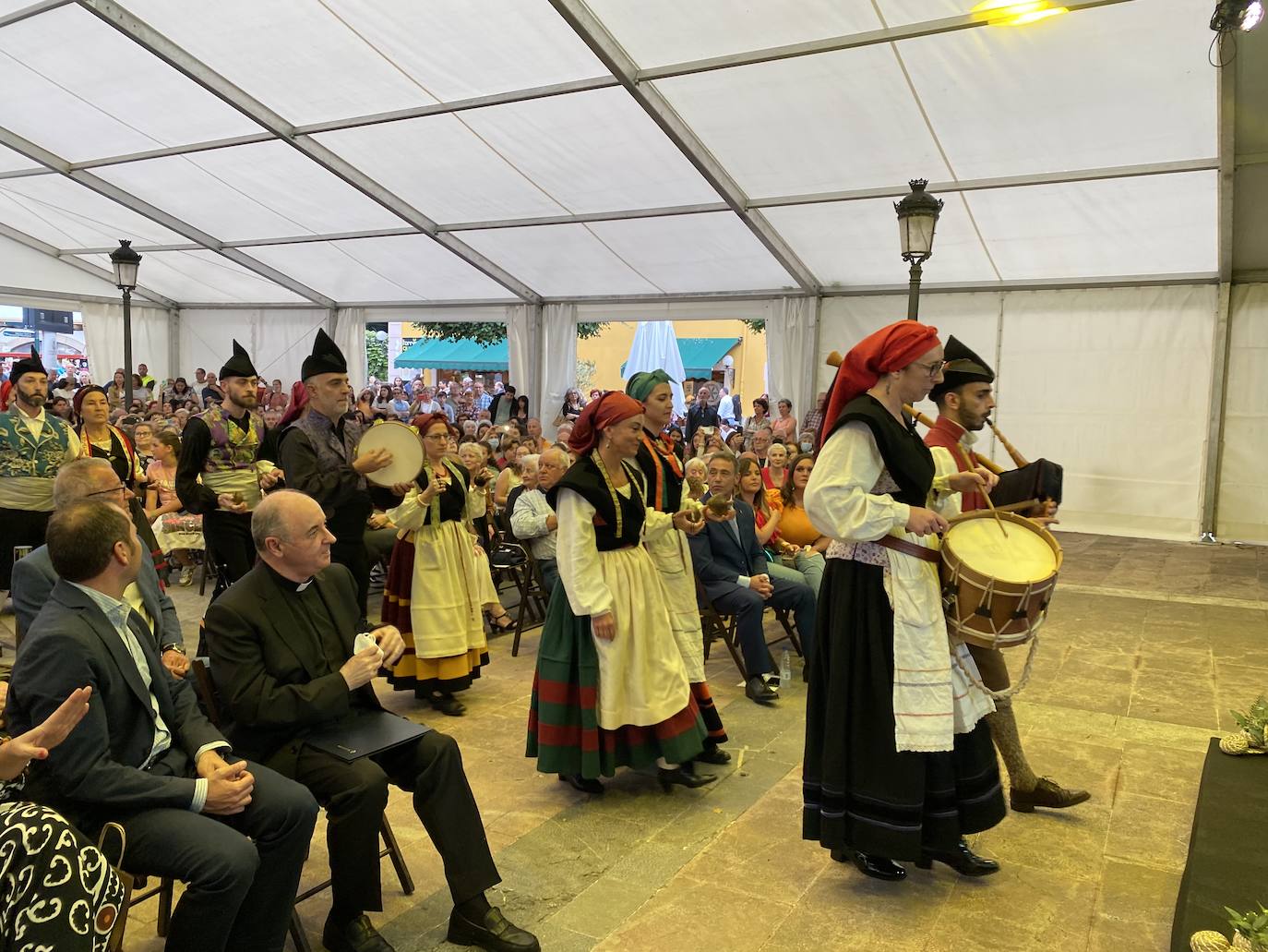 La programación arrancaba a las ocho de la tarde de este viernes con el pregón, a cargo del vicario general de la diócesis de Oviedo, Jorge Fernández Sangrador, en una abarrotada plaza Camila Beceña, donde tuvo lugar un emotivo homenaje a los 600 cangueses fallecidos durante la pandemia.