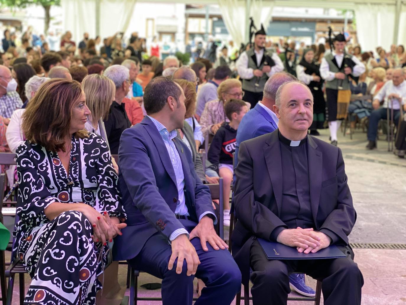 La programación arrancaba a las ocho de la tarde de este viernes con el pregón, a cargo del vicario general de la diócesis de Oviedo, Jorge Fernández Sangrador, en una abarrotada plaza Camila Beceña, donde tuvo lugar un emotivo homenaje a los 600 cangueses fallecidos durante la pandemia.