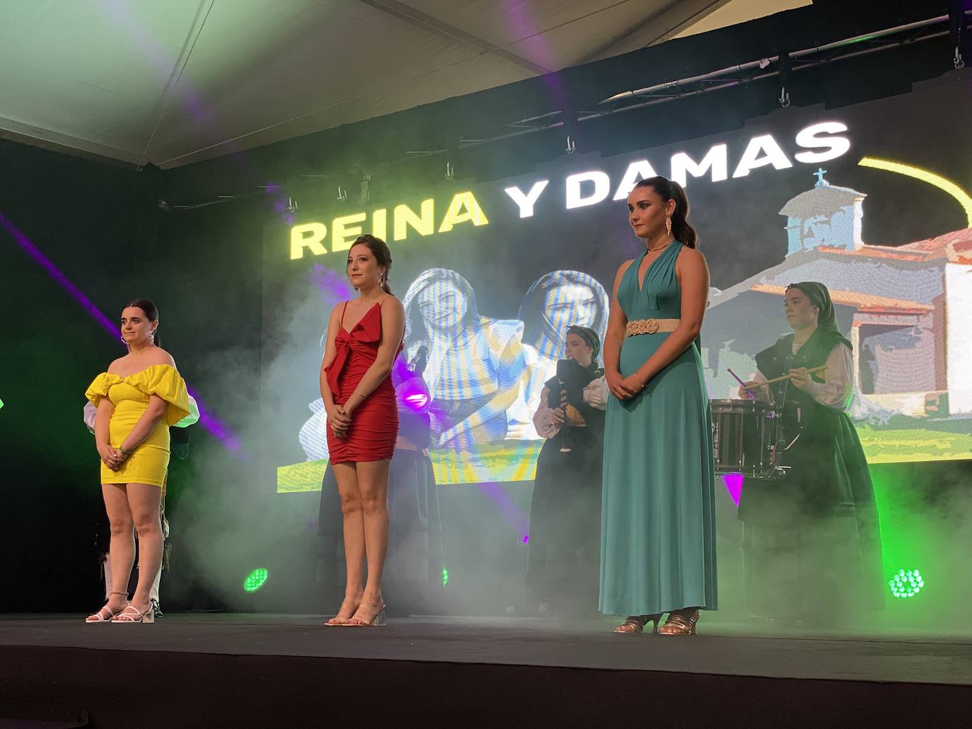 La programación arrancaba a las ocho de la tarde de este viernes con el pregón, a cargo del vicario general de la diócesis de Oviedo, Jorge Fernández Sangrador, en una abarrotada plaza Camila Beceña, donde tuvo lugar un emotivo homenaje a los 600 cangueses fallecidos durante la pandemia.