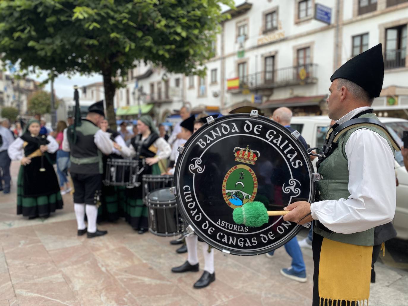 La programación arrancaba a las ocho de la tarde de este viernes con el pregón, a cargo del vicario general de la diócesis de Oviedo, Jorge Fernández Sangrador, en una abarrotada plaza Camila Beceña, donde tuvo lugar un emotivo homenaje a los 600 cangueses fallecidos durante la pandemia.