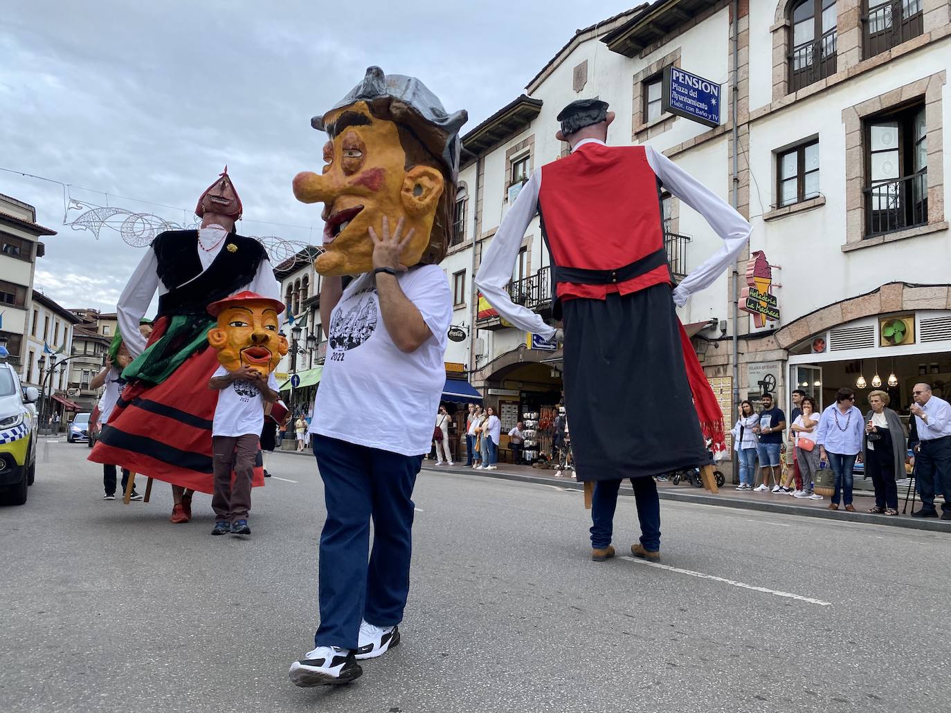 La programación arrancaba a las ocho de la tarde de este viernes con el pregón, a cargo del vicario general de la diócesis de Oviedo, Jorge Fernández Sangrador, en una abarrotada plaza Camila Beceña, donde tuvo lugar un emotivo homenaje a los 600 cangueses fallecidos durante la pandemia.