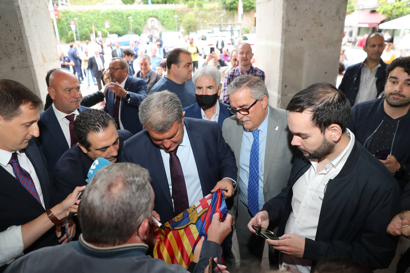 El presidente del Fútbol Club Barcelona, Joan Laporta, ha acudido este sábado a Mieres para la conmemoración de la peña del Barça en el municipio. No es la primera vez que visita el municipio; en 2018 ya asistió a un encuentro de peñas. 