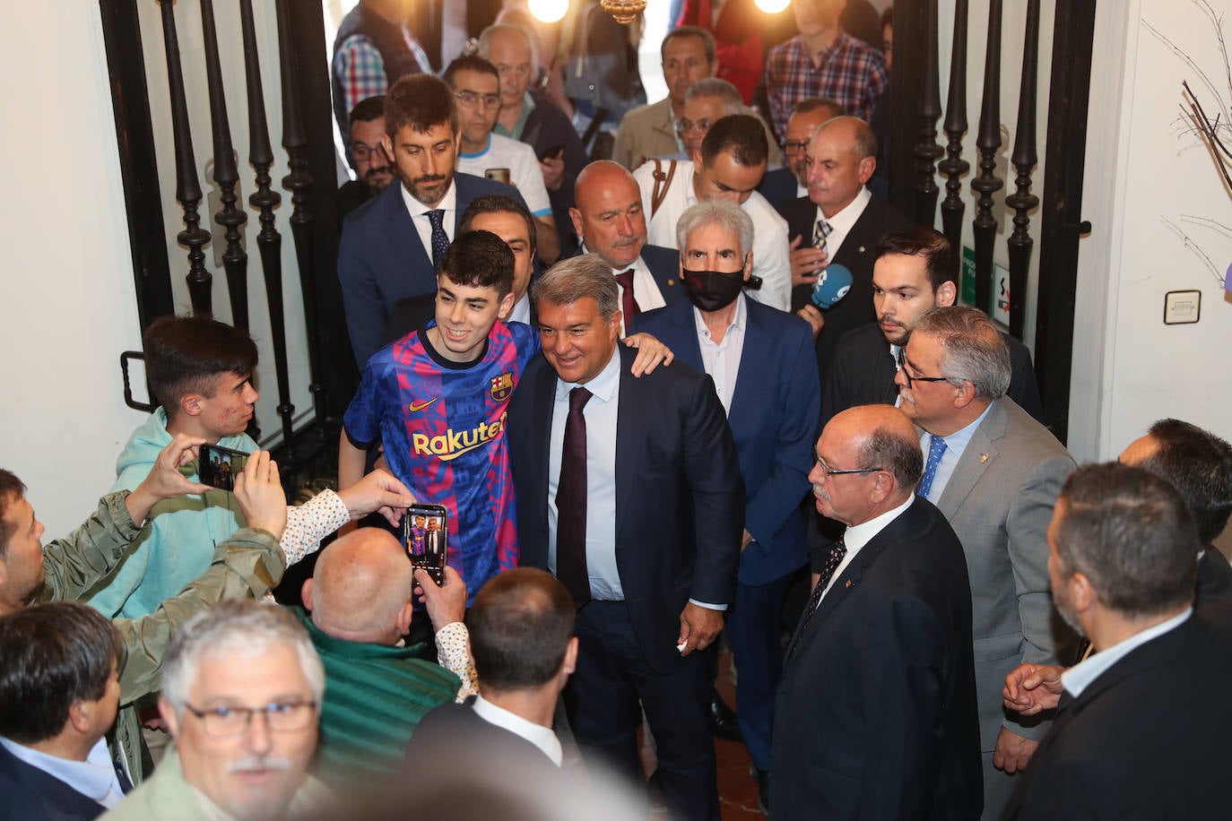 El presidente del Fútbol Club Barcelona, Joan Laporta, ha acudido este sábado a Mieres para la conmemoración de la peña del Barça en el municipio. No es la primera vez que visita el municipio; en 2018 ya asistió a un encuentro de peñas. 