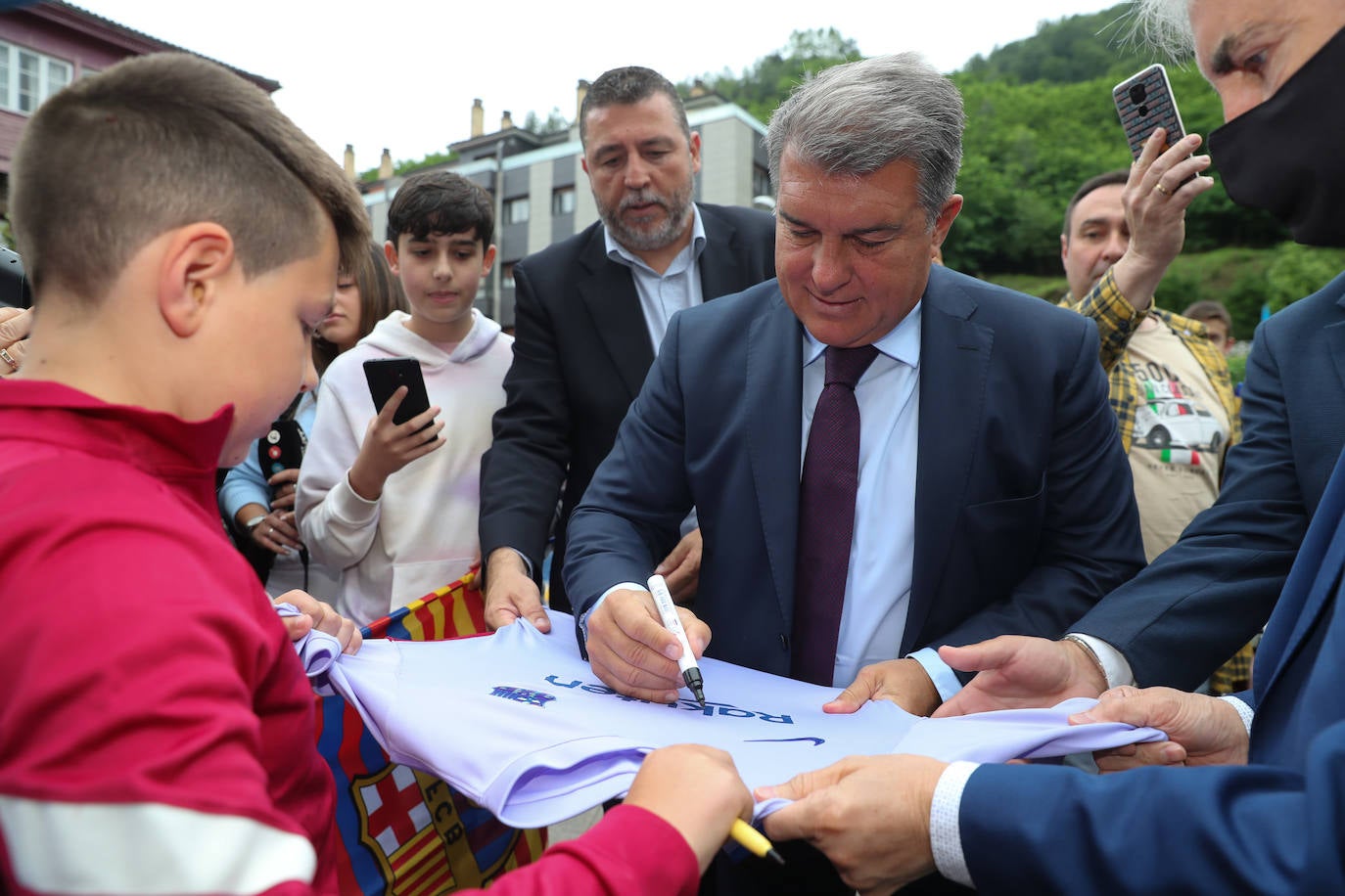 El presidente del Fútbol Club Barcelona, Joan Laporta, ha acudido este sábado a Mieres para la conmemoración de la peña del Barça en el municipio. No es la primera vez que visita el municipio; en 2018 ya asistió a un encuentro de peñas. 