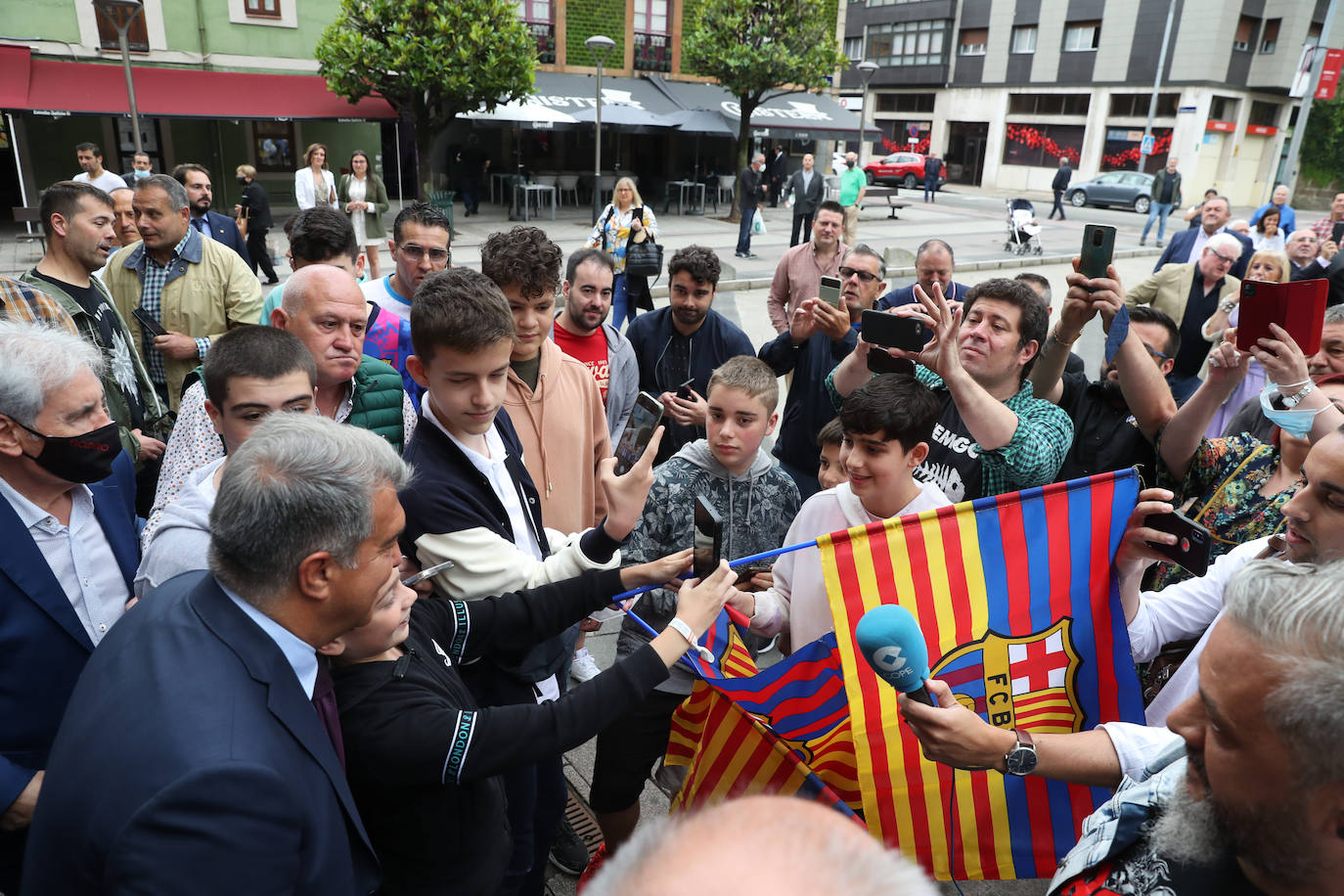 El presidente del Fútbol Club Barcelona, Joan Laporta, ha acudido este sábado a Mieres para la conmemoración de la peña del Barça en el municipio. No es la primera vez que visita el municipio; en 2018 ya asistió a un encuentro de peñas. 