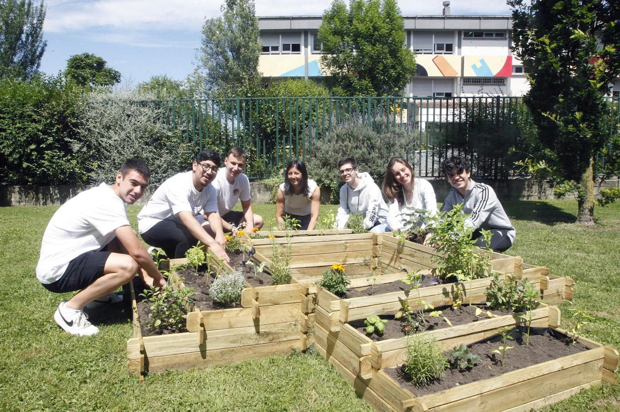 Ángel Cuesta, Washington Arévalo, David Fernández, Raquel Álvarez, Manuel Castro, María Coconeanu y Eduardo Castilla, en el bancal del parque del alcalde Isidro del Río. 