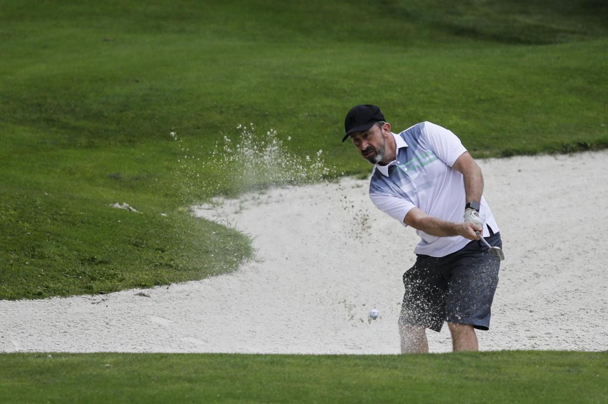 Uno de los jugadores golpea la bola para salir del 'green'. 