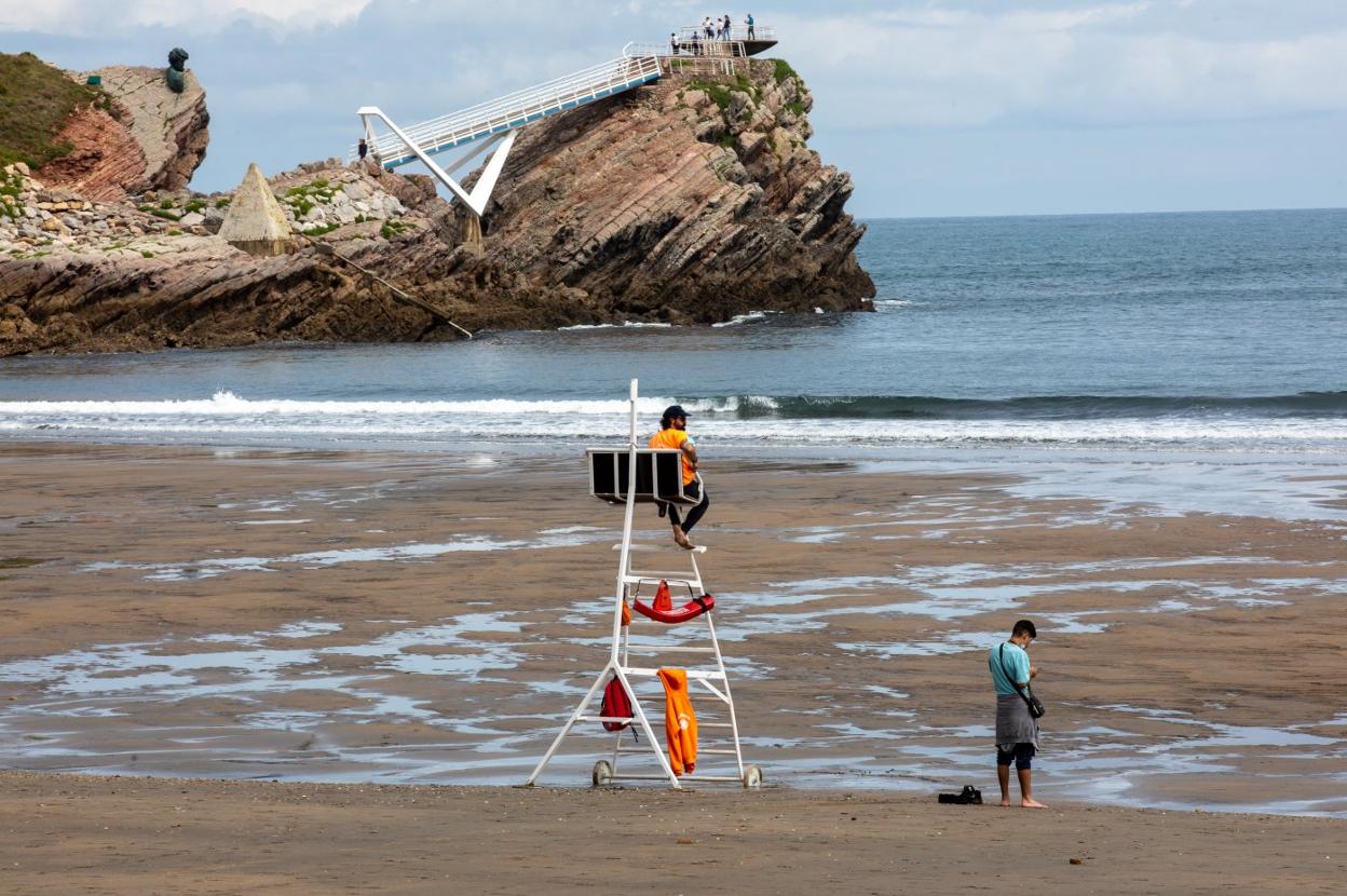 Un socorrista otea el horizonte en la playa de Salinas, al inicio de la temporada estival del año pasado. 