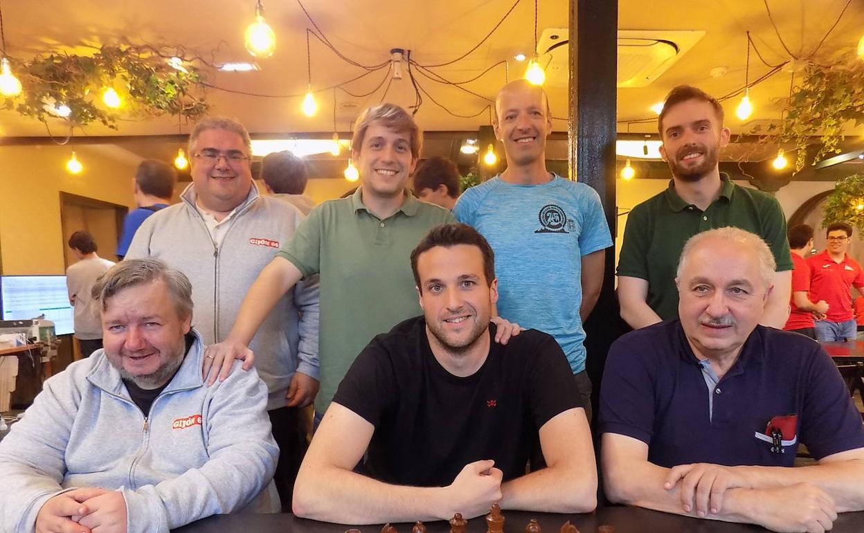 Francisco Iglesias, Enrique Álvarez, Julio Uría, sentados, con Alejandro Ortiz, Sergio Guerrero, Iván Torre y Pelayo Quirós, campeones con el Gijón 64. 