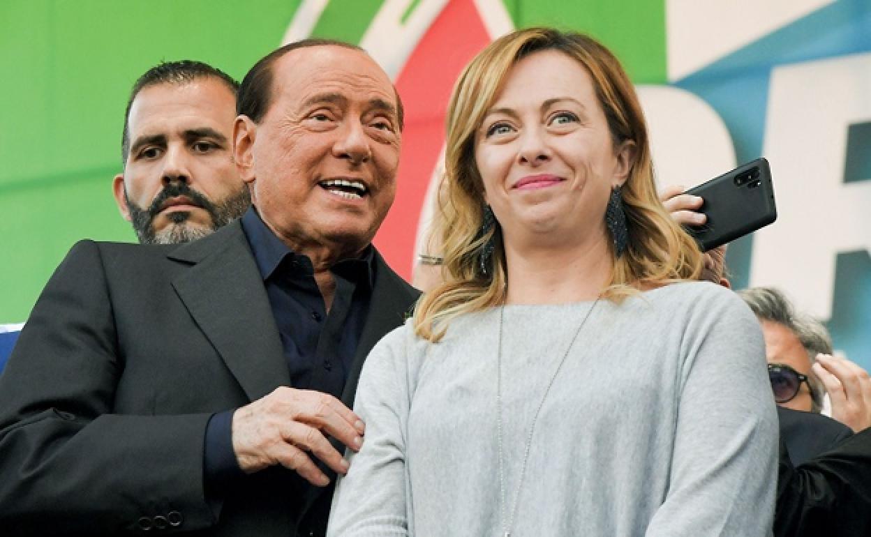 Giorgia Meloni con Silvio Berlusconi, en una imagen de archivo tomada en manifestación contra el Gobierno de Italia. 