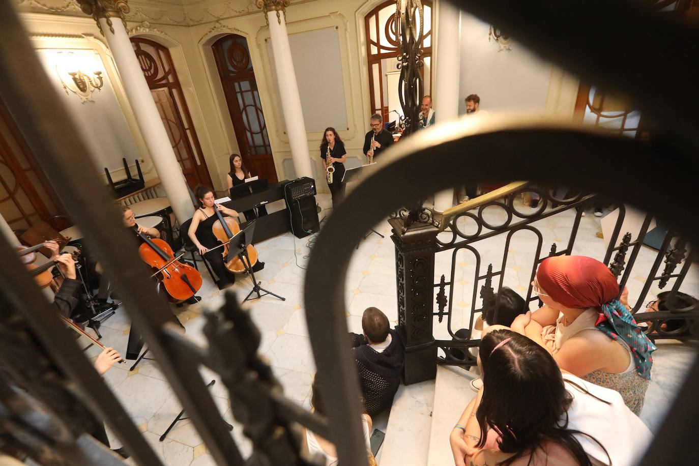 Fotos: La música y el arte atrapan las calles en la noche blanca