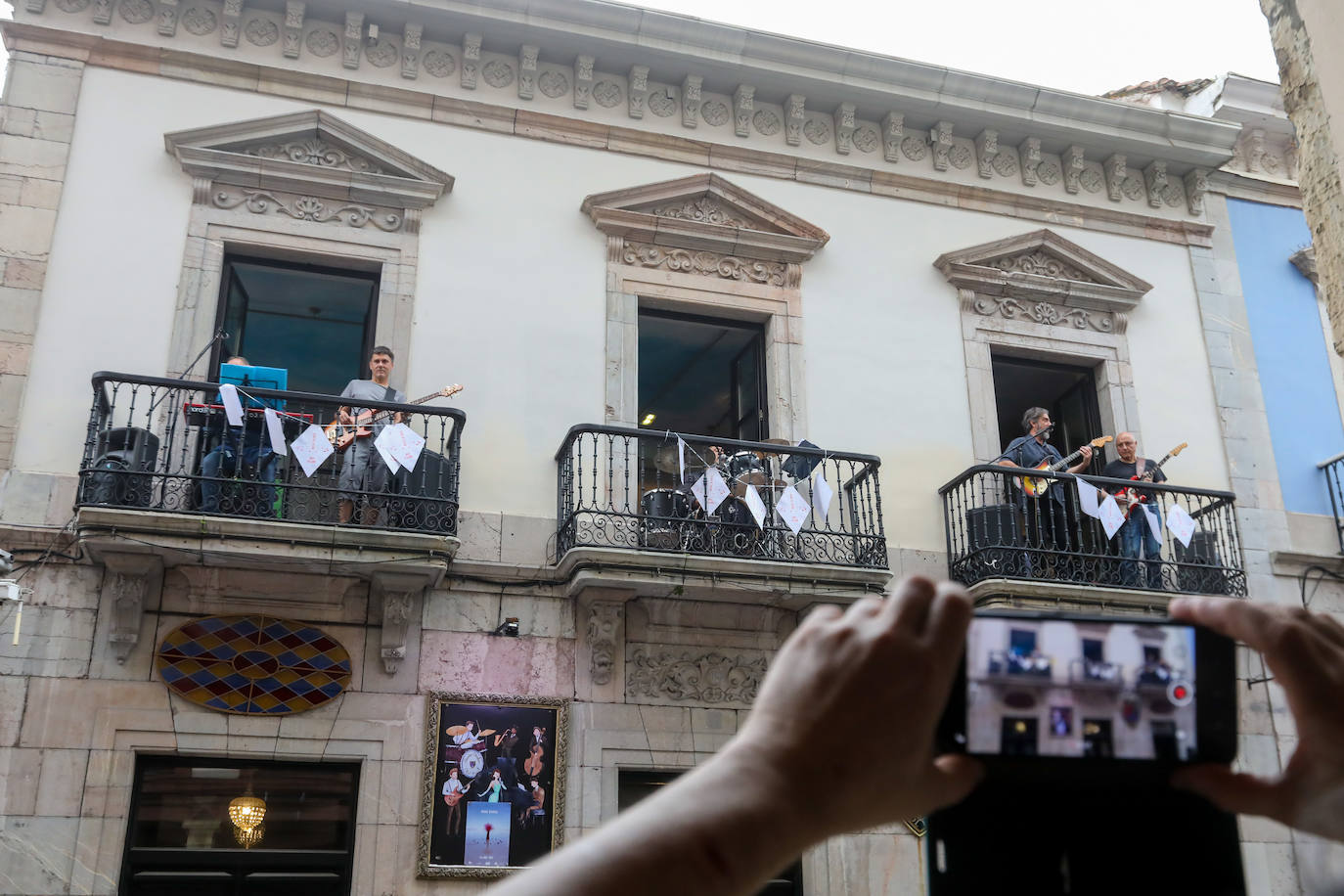 Fotos: La música y el arte atrapan las calles en la noche blanca