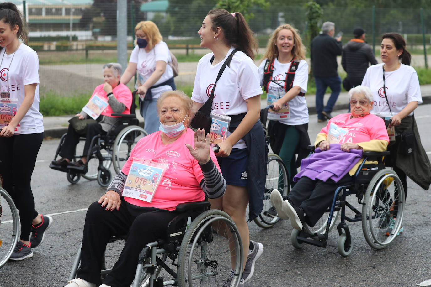 Una enorme marea rosa compuesta por unas 4.500 personas ha inundado este domingo Gijón. La Carrera de la Mujer, organizada por Central Lechera Asturiana, ha regresado a la ciudad en una jornada festiva, reivindicativa y solidaria. Las corredoras han completado los 5 kilómetros con salida en la Avenida Albert Einstein y meta en Las Mestas, y después se han sumado al festival de aeróbic y fitness de una hora. Justo antes de la salida se ha homenajeado a la alpinista local Rosa Fernández por ser un gran ejemplo para todas las deportistas asturianas. La vencedora ha sido Irene Rivero Miras, del AD Gijón Atletismo, que ha completado la prueba en 21'06. Algunas han ido corriendo y otras caminando, pero todas tenían algo en común: las luchas sociales. 