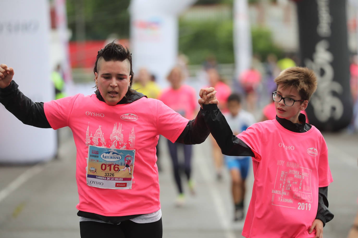 Una enorme marea rosa compuesta por unas 4.500 personas ha inundado este domingo Gijón. La Carrera de la Mujer, organizada por Central Lechera Asturiana, ha regresado a la ciudad en una jornada festiva, reivindicativa y solidaria. Las corredoras han completado los 5 kilómetros con salida en la Avenida Albert Einstein y meta en Las Mestas, y después se han sumado al festival de aeróbic y fitness de una hora. Justo antes de la salida se ha homenajeado a la alpinista local Rosa Fernández por ser un gran ejemplo para todas las deportistas asturianas. La vencedora ha sido Irene Rivero Miras, del AD Gijón Atletismo, que ha completado la prueba en 21'06. Algunas han ido corriendo y otras caminando, pero todas tenían algo en común: las luchas sociales. 