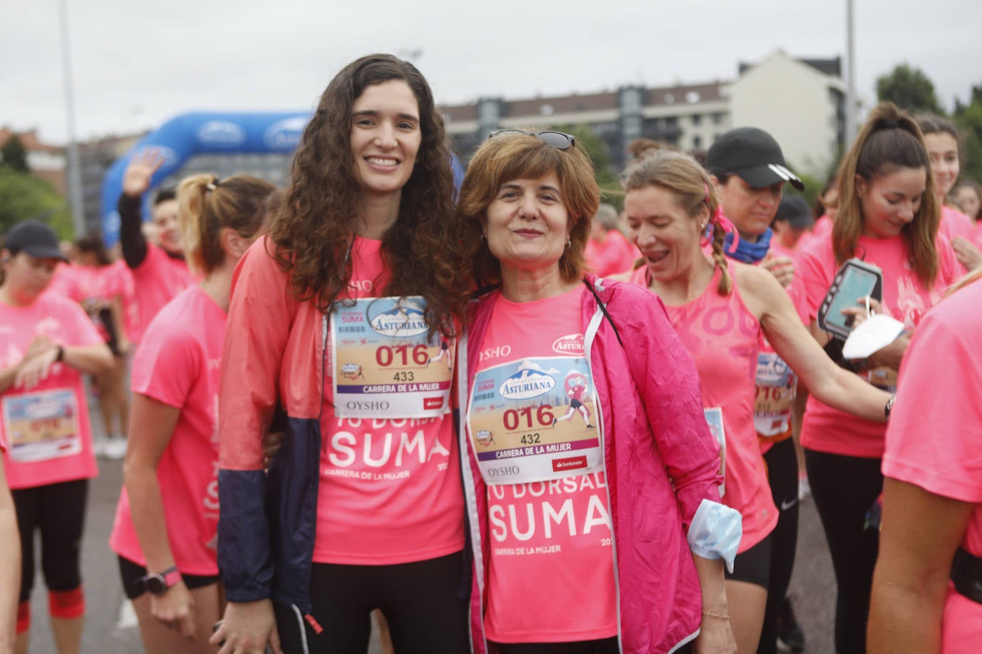 Una enorme marea rosa compuesta por unas 4.500 personas ha inundado este domingo Gijón. La Carrera de la Mujer, organizada por Central Lechera Asturiana, ha regresado a la ciudad en una jornada festiva, reivindicativa y solidaria. Las corredoras han completado los 5 kilómetros con salida en la Avenida Albert Einstein y meta en Las Mestas, y después se han sumado al festival de aeróbic y fitness de una hora. Justo antes de la salida se ha homenajeado a la alpinista local Rosa Fernández por ser un gran ejemplo para todas las deportistas asturianas. La vencedora ha sido Irene Rivero Miras, del AD Gijón Atletismo, que ha completado la prueba en 21'06. Algunas han ido corriendo y otras caminando, pero todas tenían algo en común: las luchas sociales. 