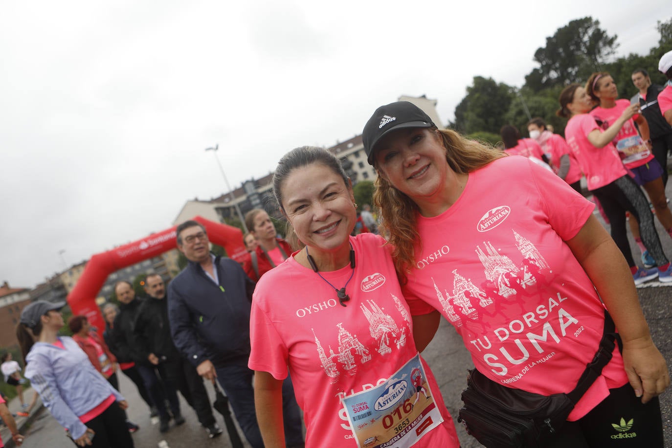 Una enorme marea rosa compuesta por unas 4.500 personas ha inundado este domingo Gijón. La Carrera de la Mujer, organizada por Central Lechera Asturiana, ha regresado a la ciudad en una jornada festiva, reivindicativa y solidaria. Las corredoras han completado los 5 kilómetros con salida en la Avenida Albert Einstein y meta en Las Mestas, y después se han sumado al festival de aeróbic y fitness de una hora. Justo antes de la salida se ha homenajeado a la alpinista local Rosa Fernández por ser un gran ejemplo para todas las deportistas asturianas. La vencedora ha sido Irene Rivero Miras, del AD Gijón Atletismo, que ha completado la prueba en 21'06. Algunas han ido corriendo y otras caminando, pero todas tenían algo en común: las luchas sociales. 