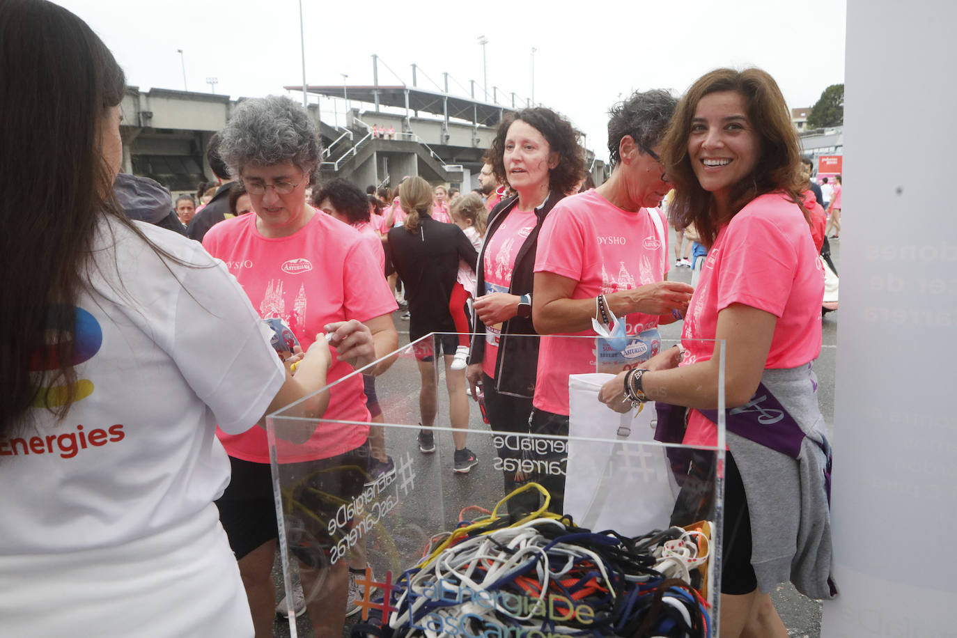 Una enorme marea rosa compuesta por unas 4.500 personas ha inundado este domingo Gijón. La Carrera de la Mujer, organizada por Central Lechera Asturiana, ha regresado a la ciudad en una jornada festiva, reivindicativa y solidaria. Las corredoras han completado los 5 kilómetros con salida en la Avenida Albert Einstein y meta en Las Mestas, y después se han sumado al festival de aeróbic y fitness de una hora. Justo antes de la salida se ha homenajeado a la alpinista local Rosa Fernández por ser un gran ejemplo para todas las deportistas asturianas. La vencedora ha sido Irene Rivero Miras, del AD Gijón Atletismo, que ha completado la prueba en 21'06. Algunas han ido corriendo y otras caminando, pero todas tenían algo en común: las luchas sociales. 