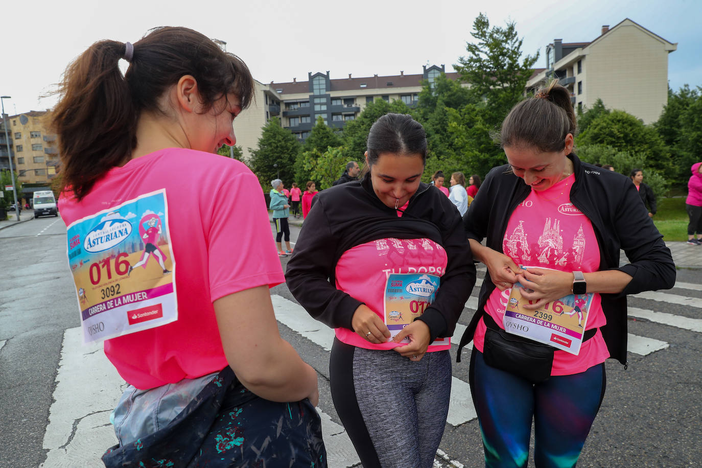 Una enorme marea rosa compuesta por unas 4.500 personas ha inundado este domingo Gijón. La Carrera de la Mujer, organizada por Central Lechera Asturiana, ha regresado a la ciudad en una jornada festiva, reivindicativa y solidaria. Las corredoras han completado los 5 kilómetros con salida en la Avenida Albert Einstein y meta en Las Mestas, y después se han sumado al festival de aeróbic y fitness de una hora. Justo antes de la salida se ha homenajeado a la alpinista local Rosa Fernández por ser un gran ejemplo para todas las deportistas asturianas. La vencedora ha sido Irene Rivero Miras, del AD Gijón Atletismo, que ha completado la prueba en 21'06. Algunas han ido corriendo y otras caminando, pero todas tenían algo en común: las luchas sociales. 