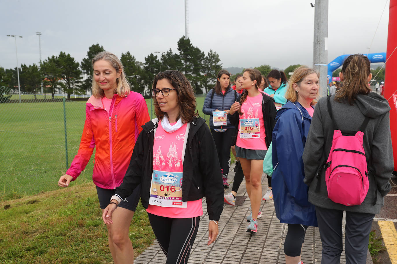 Una enorme marea rosa compuesta por unas 4.500 personas ha inundado este domingo Gijón. La Carrera de la Mujer, organizada por Central Lechera Asturiana, ha regresado a la ciudad en una jornada festiva, reivindicativa y solidaria. Las corredoras han completado los 5 kilómetros con salida en la Avenida Albert Einstein y meta en Las Mestas, y después se han sumado al festival de aeróbic y fitness de una hora. Justo antes de la salida se ha homenajeado a la alpinista local Rosa Fernández por ser un gran ejemplo para todas las deportistas asturianas. La vencedora ha sido Irene Rivero Miras, del AD Gijón Atletismo, que ha completado la prueba en 21'06. Algunas han ido corriendo y otras caminando, pero todas tenían algo en común: las luchas sociales. 