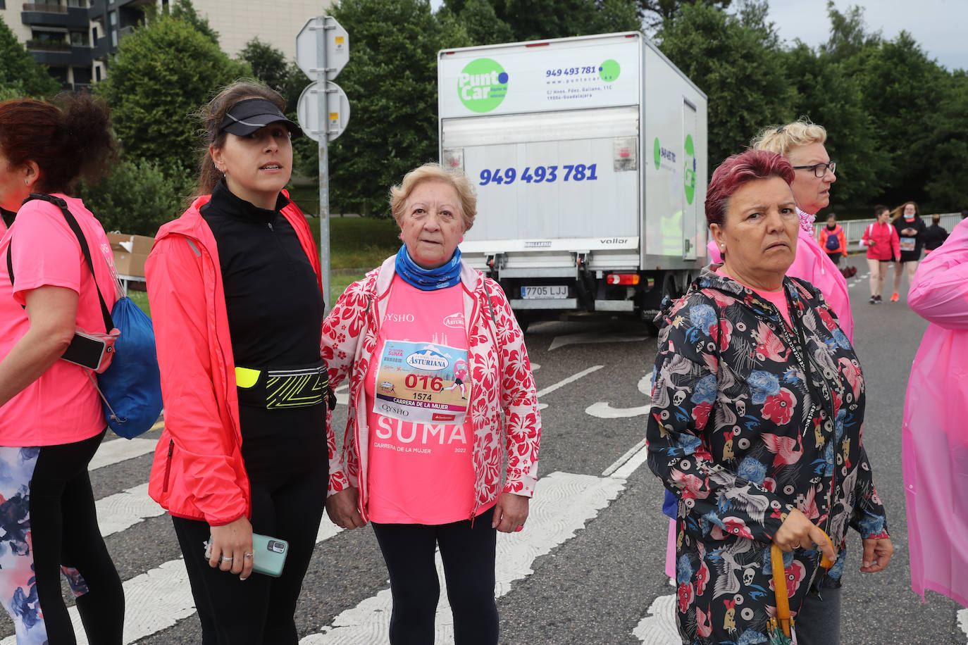 Una enorme marea rosa compuesta por unas 4.500 personas ha inundado este domingo Gijón. La Carrera de la Mujer, organizada por Central Lechera Asturiana, ha regresado a la ciudad en una jornada festiva, reivindicativa y solidaria. Las corredoras han completado los 5 kilómetros con salida en la Avenida Albert Einstein y meta en Las Mestas, y después se han sumado al festival de aeróbic y fitness de una hora. Justo antes de la salida se ha homenajeado a la alpinista local Rosa Fernández por ser un gran ejemplo para todas las deportistas asturianas. La vencedora ha sido Irene Rivero Miras, del AD Gijón Atletismo, que ha completado la prueba en 21'06. Algunas han ido corriendo y otras caminando, pero todas tenían algo en común: las luchas sociales. 