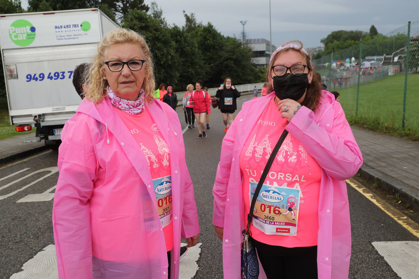 Una enorme marea rosa compuesta por unas 4.500 personas ha inundado este domingo Gijón. La Carrera de la Mujer, organizada por Central Lechera Asturiana, ha regresado a la ciudad en una jornada festiva, reivindicativa y solidaria. Las corredoras han completado los 5 kilómetros con salida en la Avenida Albert Einstein y meta en Las Mestas, y después se han sumado al festival de aeróbic y fitness de una hora. Justo antes de la salida se ha homenajeado a la alpinista local Rosa Fernández por ser un gran ejemplo para todas las deportistas asturianas. La vencedora ha sido Irene Rivero Miras, del AD Gijón Atletismo, que ha completado la prueba en 21'06. Algunas han ido corriendo y otras caminando, pero todas tenían algo en común: las luchas sociales. 