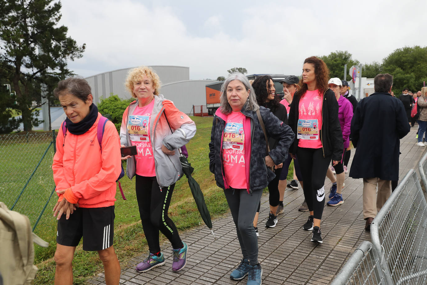 Una enorme marea rosa compuesta por unas 4.500 personas ha inundado este domingo Gijón. La Carrera de la Mujer, organizada por Central Lechera Asturiana, ha regresado a la ciudad en una jornada festiva, reivindicativa y solidaria. Las corredoras han completado los 5 kilómetros con salida en la Avenida Albert Einstein y meta en Las Mestas, y después se han sumado al festival de aeróbic y fitness de una hora. Justo antes de la salida se ha homenajeado a la alpinista local Rosa Fernández por ser un gran ejemplo para todas las deportistas asturianas. La vencedora ha sido Irene Rivero Miras, del AD Gijón Atletismo, que ha completado la prueba en 21'06. Algunas han ido corriendo y otras caminando, pero todas tenían algo en común: las luchas sociales. 