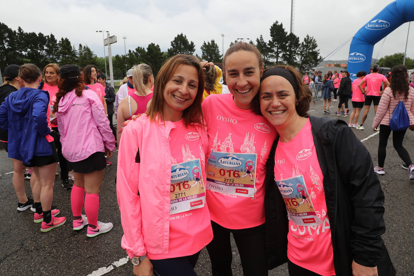 Una enorme marea rosa compuesta por unas 4.500 personas ha inundado este domingo Gijón. La Carrera de la Mujer, organizada por Central Lechera Asturiana, ha regresado a la ciudad en una jornada festiva, reivindicativa y solidaria. Las corredoras han completado los 5 kilómetros con salida en la Avenida Albert Einstein y meta en Las Mestas, y después se han sumado al festival de aeróbic y fitness de una hora. Justo antes de la salida se ha homenajeado a la alpinista local Rosa Fernández por ser un gran ejemplo para todas las deportistas asturianas. La vencedora ha sido Irene Rivero Miras, del AD Gijón Atletismo, que ha completado la prueba en 21'06. Algunas han ido corriendo y otras caminando, pero todas tenían algo en común: las luchas sociales. 