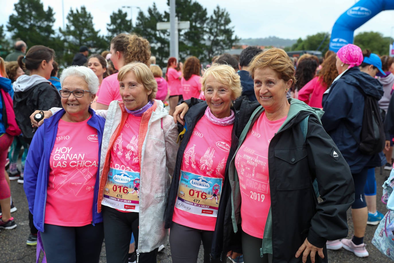 Una enorme marea rosa compuesta por unas 4.500 personas ha inundado este domingo Gijón. La Carrera de la Mujer, organizada por Central Lechera Asturiana, ha regresado a la ciudad en una jornada festiva, reivindicativa y solidaria. Las corredoras han completado los 5 kilómetros con salida en la Avenida Albert Einstein y meta en Las Mestas, y después se han sumado al festival de aeróbic y fitness de una hora. Justo antes de la salida se ha homenajeado a la alpinista local Rosa Fernández por ser un gran ejemplo para todas las deportistas asturianas. La vencedora ha sido Irene Rivero Miras, del AD Gijón Atletismo, que ha completado la prueba en 21'06. Algunas han ido corriendo y otras caminando, pero todas tenían algo en común: las luchas sociales. 