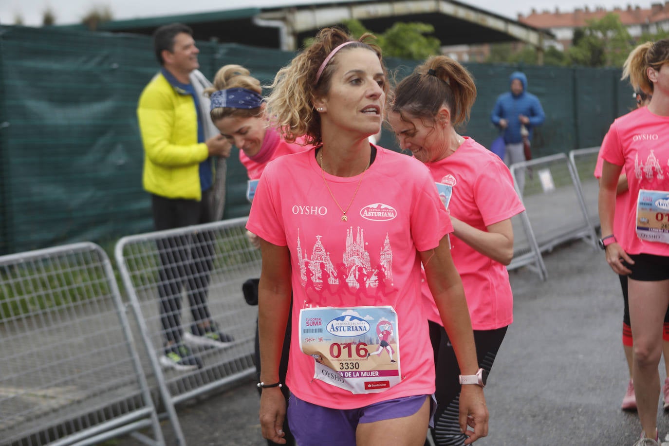 Una enorme marea rosa compuesta por unas 4.500 personas ha inundado este domingo Gijón. La Carrera de la Mujer, organizada por Central Lechera Asturiana, ha regresado a la ciudad en una jornada festiva, reivindicativa y solidaria. Las corredoras han completado los 5 kilómetros con salida en la Avenida Albert Einstein y meta en Las Mestas, y después se han sumado al festival de aeróbic y fitness de una hora. Justo antes de la salida se ha homenajeado a la alpinista local Rosa Fernández por ser un gran ejemplo para todas las deportistas asturianas. La vencedora ha sido Irene Rivero Miras, del AD Gijón Atletismo, que ha completado la prueba en 21'06. Algunas han ido corriendo y otras caminando, pero todas tenían algo en común: las luchas sociales. 