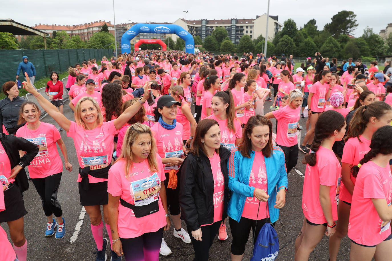 Una enorme marea rosa compuesta por unas 4.500 personas ha inundado este domingo Gijón. La Carrera de la Mujer, organizada por Central Lechera Asturiana, ha regresado a la ciudad en una jornada festiva, reivindicativa y solidaria. Las corredoras han completado los 5 kilómetros con salida en la Avenida Albert Einstein y meta en Las Mestas, y después se han sumado al festival de aeróbic y fitness de una hora. Justo antes de la salida se ha homenajeado a la alpinista local Rosa Fernández por ser un gran ejemplo para todas las deportistas asturianas. La vencedora ha sido Irene Rivero Miras, del AD Gijón Atletismo, que ha completado la prueba en 21'06. Algunas han ido corriendo y otras caminando, pero todas tenían algo en común: las luchas sociales. 