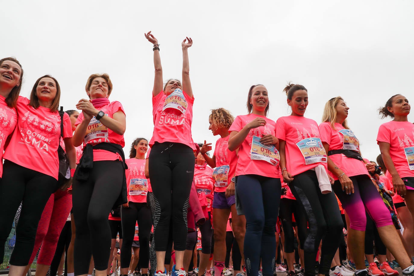 Una enorme marea rosa compuesta por unas 4.500 personas ha inundado este domingo Gijón. La Carrera de la Mujer, organizada por Central Lechera Asturiana, ha regresado a la ciudad en una jornada festiva, reivindicativa y solidaria. Las corredoras han completado los 5 kilómetros con salida en la Avenida Albert Einstein y meta en Las Mestas, y después se han sumado al festival de aeróbic y fitness de una hora. Justo antes de la salida se ha homenajeado a la alpinista local Rosa Fernández por ser un gran ejemplo para todas las deportistas asturianas. La vencedora ha sido Irene Rivero Miras, del AD Gijón Atletismo, que ha completado la prueba en 21'06. Algunas han ido corriendo y otras caminando, pero todas tenían algo en común: las luchas sociales. 