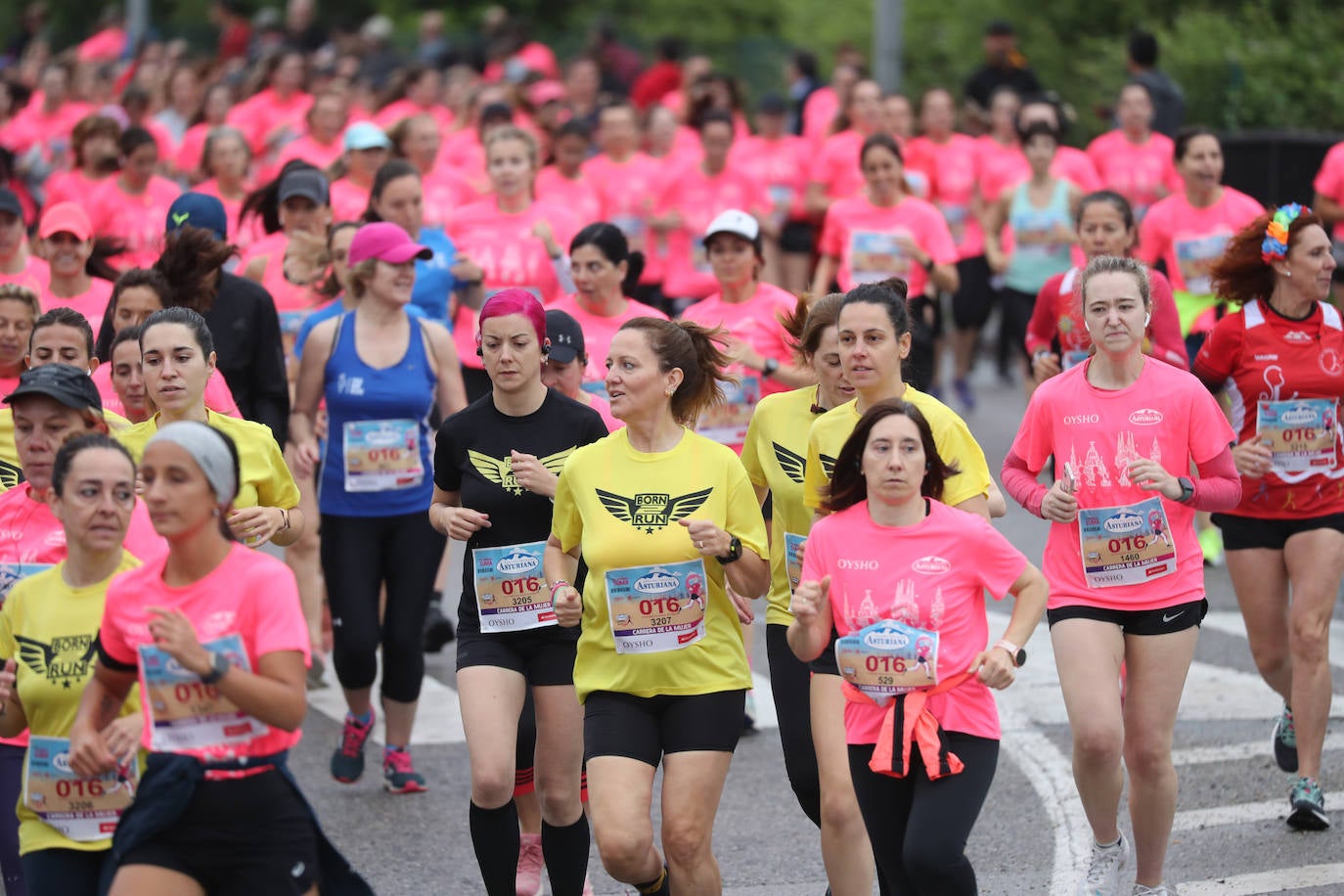 Una enorme marea rosa compuesta por unas 4.500 personas ha inundado este domingo Gijón. La Carrera de la Mujer, organizada por Central Lechera Asturiana, ha regresado a la ciudad en una jornada festiva, reivindicativa y solidaria. Las corredoras han completado los 5 kilómetros con salida en la Avenida Albert Einstein y meta en Las Mestas, y después se han sumado al festival de aeróbic y fitness de una hora. Justo antes de la salida se ha homenajeado a la alpinista local Rosa Fernández por ser un gran ejemplo para todas las deportistas asturianas. La vencedora ha sido Irene Rivero Miras, del AD Gijón Atletismo, que ha completado la prueba en 21'06. Algunas han ido corriendo y otras caminando, pero todas tenían algo en común: las luchas sociales. 