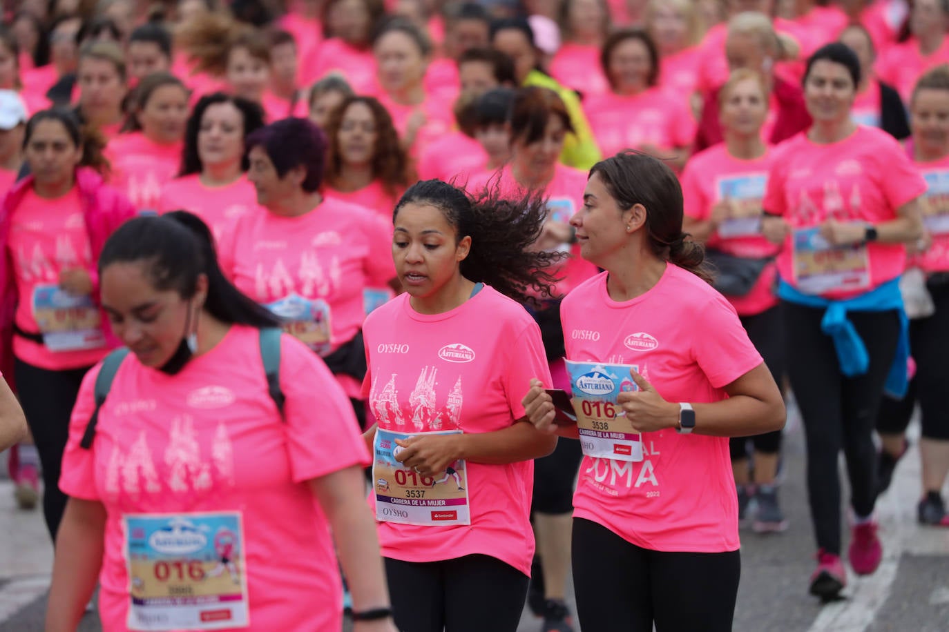 Una enorme marea rosa compuesta por unas 4.500 personas ha inundado este domingo Gijón. La Carrera de la Mujer, organizada por Central Lechera Asturiana, ha regresado a la ciudad en una jornada festiva, reivindicativa y solidaria. Las corredoras han completado los 5 kilómetros con salida en la Avenida Albert Einstein y meta en Las Mestas, y después se han sumado al festival de aeróbic y fitness de una hora. Justo antes de la salida se ha homenajeado a la alpinista local Rosa Fernández por ser un gran ejemplo para todas las deportistas asturianas. La vencedora ha sido Irene Rivero Miras, del AD Gijón Atletismo, que ha completado la prueba en 21'06. Algunas han ido corriendo y otras caminando, pero todas tenían algo en común: las luchas sociales. 