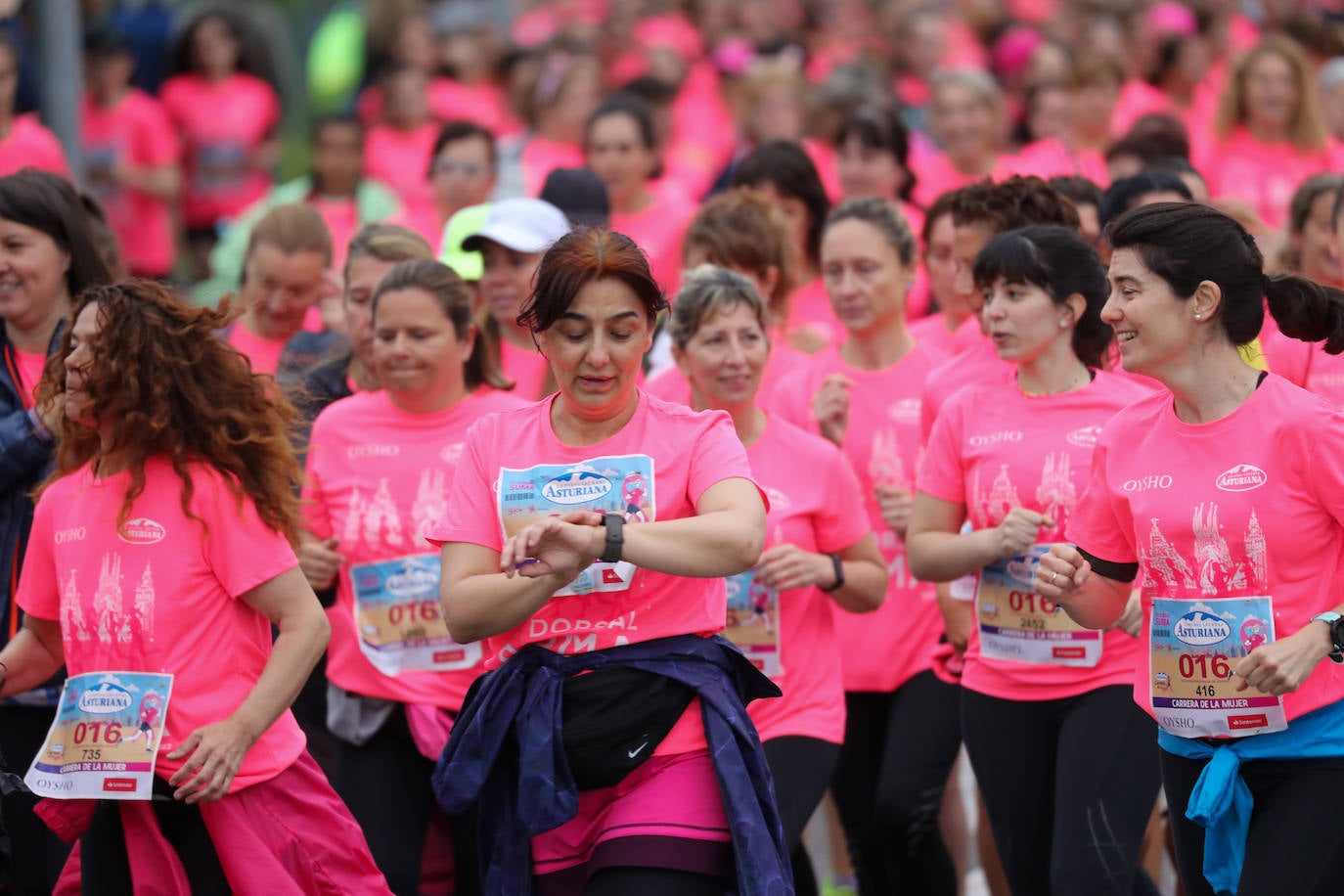 Una enorme marea rosa compuesta por unas 4.500 personas ha inundado este domingo Gijón. La Carrera de la Mujer, organizada por Central Lechera Asturiana, ha regresado a la ciudad en una jornada festiva, reivindicativa y solidaria. Las corredoras han completado los 5 kilómetros con salida en la Avenida Albert Einstein y meta en Las Mestas, y después se han sumado al festival de aeróbic y fitness de una hora. Justo antes de la salida se ha homenajeado a la alpinista local Rosa Fernández por ser un gran ejemplo para todas las deportistas asturianas. La vencedora ha sido Irene Rivero Miras, del AD Gijón Atletismo, que ha completado la prueba en 21'06. Algunas han ido corriendo y otras caminando, pero todas tenían algo en común: las luchas sociales. 