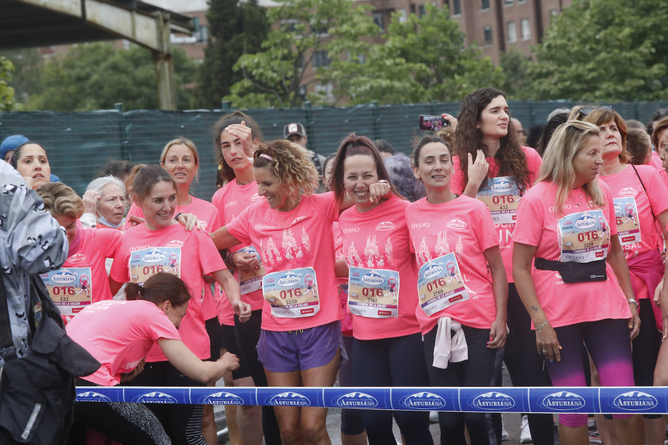 Una enorme marea rosa compuesta por unas 4.500 personas ha inundado este domingo Gijón. La Carrera de la Mujer, organizada por Central Lechera Asturiana, ha regresado a la ciudad en una jornada festiva, reivindicativa y solidaria. Las corredoras han completado los 5 kilómetros con salida en la Avenida Albert Einstein y meta en Las Mestas, y después se han sumado al festival de aeróbic y fitness de una hora. Justo antes de la salida se ha homenajeado a la alpinista local Rosa Fernández por ser un gran ejemplo para todas las deportistas asturianas. La vencedora ha sido Irene Rivero Miras, del AD Gijón Atletismo, que ha completado la prueba en 21'06. Algunas han ido corriendo y otras caminando, pero todas tenían algo en común: las luchas sociales. 