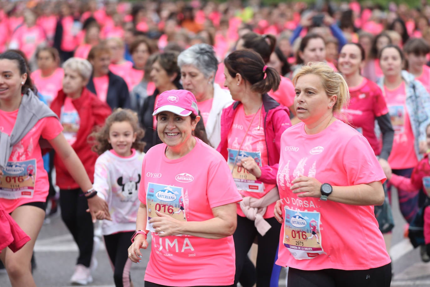 Una enorme marea rosa compuesta por unas 4.500 personas ha inundado este domingo Gijón. La Carrera de la Mujer, organizada por Central Lechera Asturiana, ha regresado a la ciudad en una jornada festiva, reivindicativa y solidaria. Las corredoras han completado los 5 kilómetros con salida en la Avenida Albert Einstein y meta en Las Mestas, y después se han sumado al festival de aeróbic y fitness de una hora. Justo antes de la salida se ha homenajeado a la alpinista local Rosa Fernández por ser un gran ejemplo para todas las deportistas asturianas. La vencedora ha sido Irene Rivero Miras, del AD Gijón Atletismo, que ha completado la prueba en 21'06. Algunas han ido corriendo y otras caminando, pero todas tenían algo en común: las luchas sociales. 